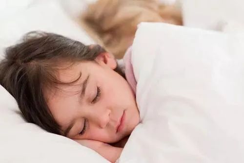 宝宝睡觉时偷偷笑其实是有原因的家长们可要注意啦