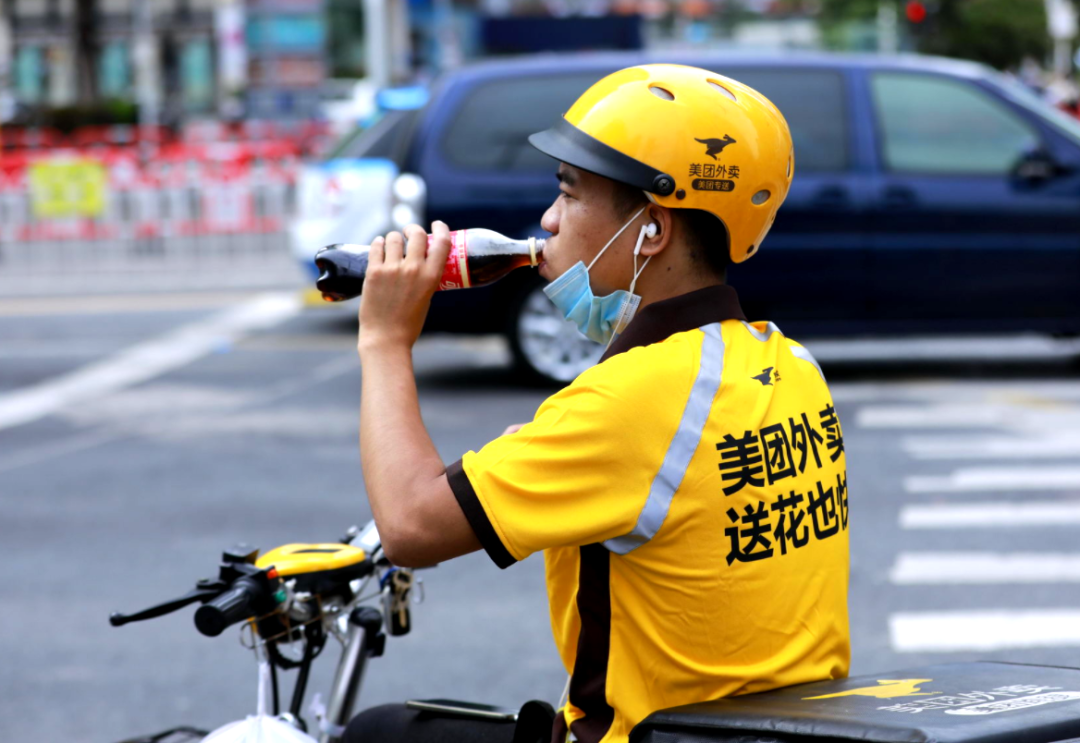 近日,一个外卖小哥问出了一个直击美团灵魂的问题.